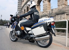 Slika PU_I/arena i policajac na motoru4.jpg